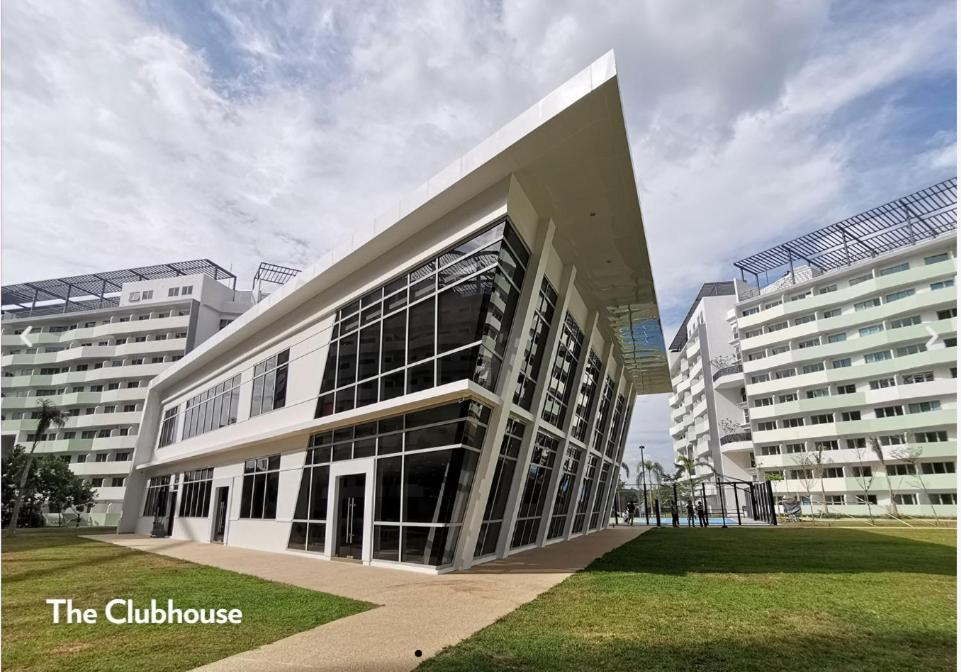 The Residences At Commonwealth By Century Properties Quezon City Esterno foto